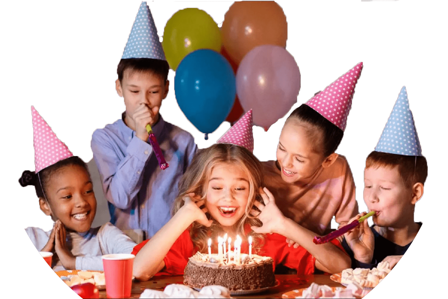 Des enfants fêtent un anniversaire autour d'un gâteau, avec chapeaux et ballons