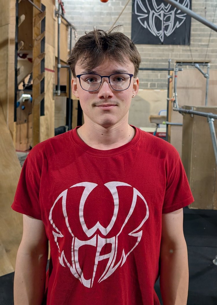 Portrait de Mathys Le Guilloux en tee-shirt rouge WCA