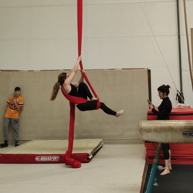 Figure au tissu aérien dans la salle