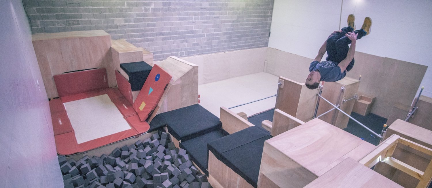 Un salto arrière au-dessus des modules, fosse à mousse en dessous