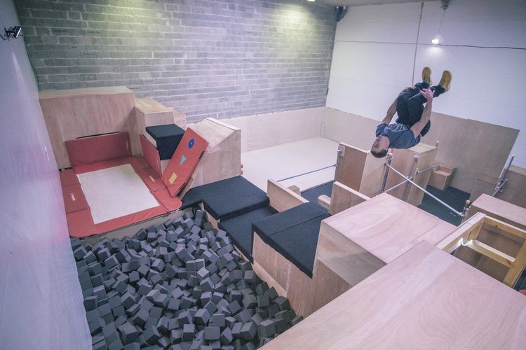 Un traceur en plein salto au-dessus de la fosse à mousse
